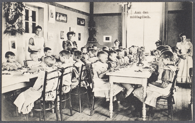 18365 Afbeelding van kinderen van de Utrechtsche Gezondheidskolonie (Duinweg 35) te Bosch en Duin (gemeente Zeist) ...